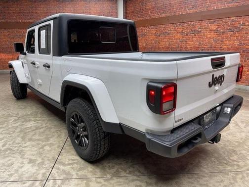 2022 Jeep Gladiator Sport