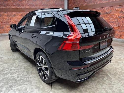 2023 Volvo XC60 B5 Plus Dark Theme