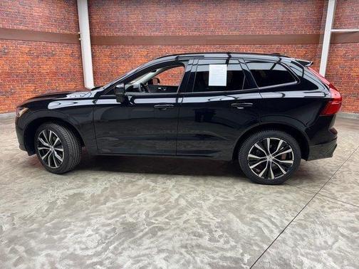 2023 Volvo XC60 B5 Plus Dark Theme