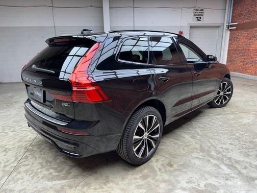 2023 Volvo XC60 B5 Plus Dark Theme