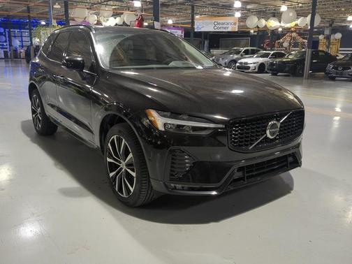 2023 Volvo XC60 B5 Plus Dark Theme