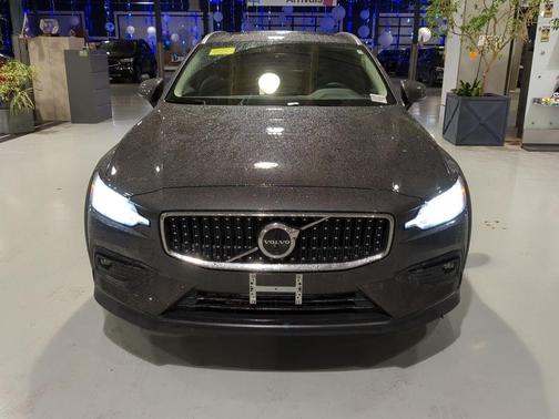 2025 Volvo V60 Cross Country B5 Plus