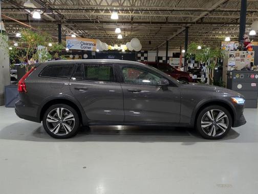 2025 Volvo V60 Cross Country B5 Plus