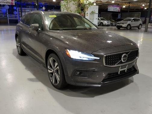 2025 Volvo V60 Cross Country B5 Plus