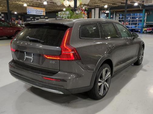 2025 Volvo V60 Cross Country B5 Plus