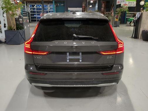 2025 Volvo V60 Cross Country B5 Plus