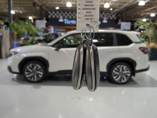 Crystal White Pearl 2025 Subaru Forester Touring