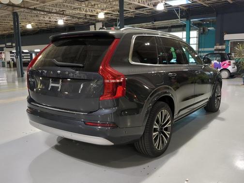 2022 Volvo XC90 T6 Momentum 7 Passenger