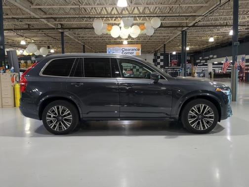 2022 Volvo XC90 T6 Momentum 7 Passenger