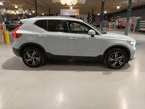 2025 Volvo XC40 B5 Core Bright Theme