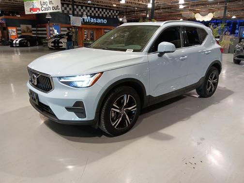 2025 Volvo XC40 B5 Core Bright Theme