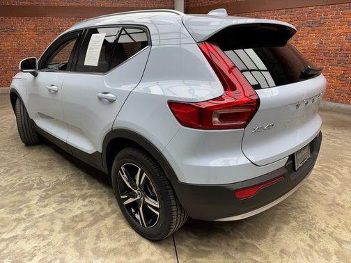 2025 Volvo XC40 B5 Core Bright Theme