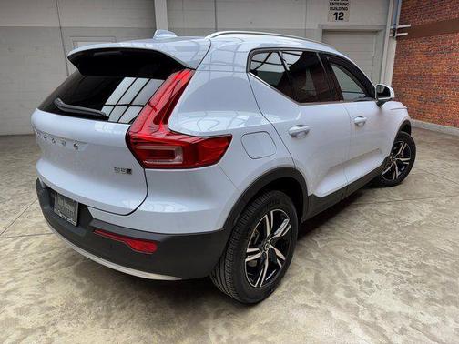2025 Volvo XC40 B5 Core Bright Theme