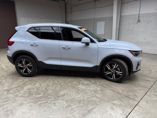 2025 Volvo XC40 B5 Core Bright Theme