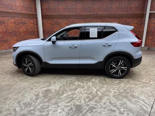 2025 Volvo XC40 B5 Core Bright Theme