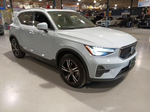 2025 Volvo XC40 B5 Core Bright Theme