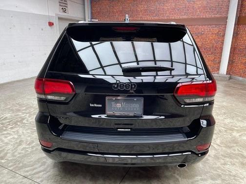 Photo 4 of 35 of 2020 Jeep Grand Cherokee Altitude