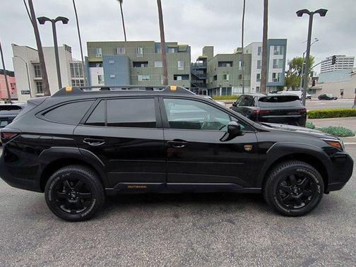 Crystal Black Silica 2022 Subaru Outback Wilderness