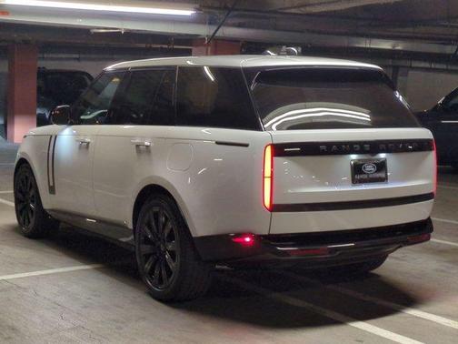 2026 Land Rover Range Rover P550e SE