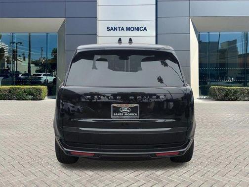 Santorini Black 2026 Land Rover Range Rover P550e SE