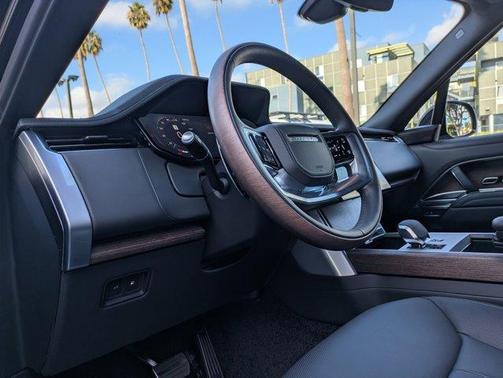 2025 Land Rover Range Rover P550e SE
