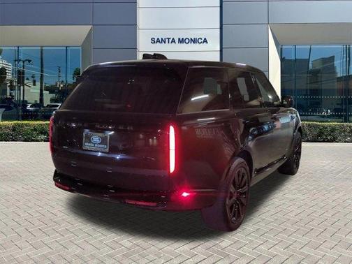 Santorini Black 2026 Land Rover Range Rover P550e SE
