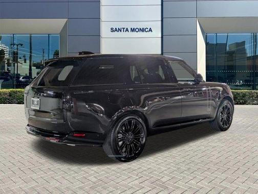 Santorini Black 2026 Land Rover Range Rover P400 SE 7 Seat