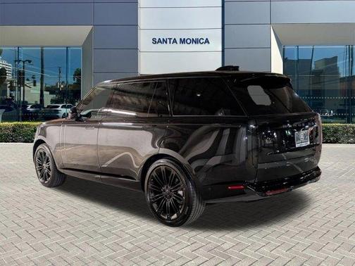 Santorini Black 2026 Land Rover Range Rover P400 SE 7 Seat