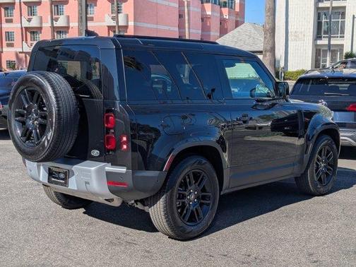 2023 Land Rover Defender SE