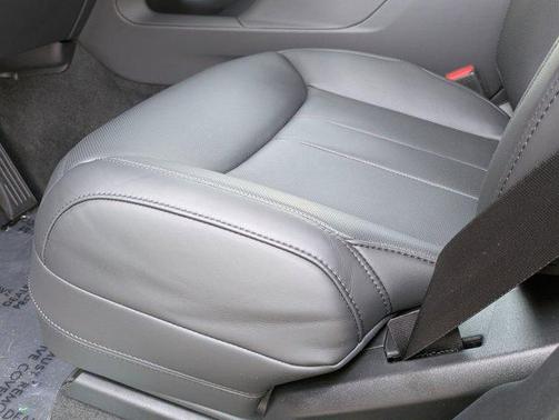 2025 Land Rover Range Rover Sport P360 SE