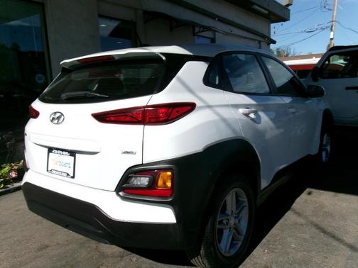 White 2019 Hyundai KONA SE