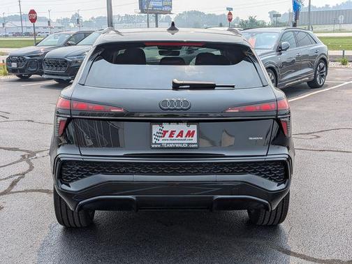 Mythos Black Metallic 2026 Audi Q3 TFSI quattro S tronic