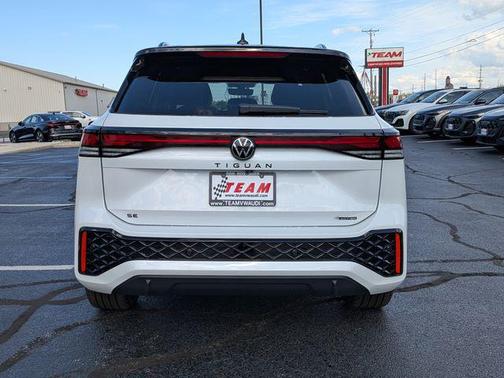 White Pearl 2026 Volkswagen Tiguan 2.0T SE R-Line Black 4MOTION