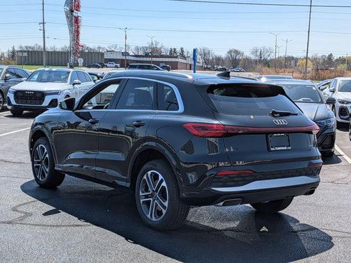 Mythos Black Metallic 2025 Audi Q5 Premium TFSI quattro S tronic