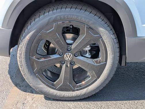 2025 Volkswagen Taos 1.5T SE Black