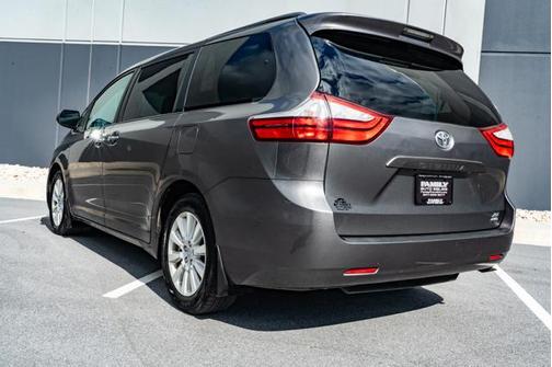 2017 Toyota Sienna XLE