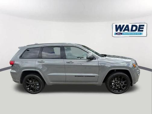 Sting Gray Clearcoat 2022 Jeep Grand Cherokee LAREDO