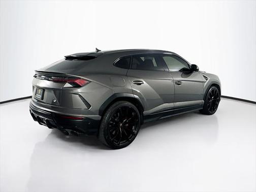 2022 Lamborghini Urus Graphite Capsule