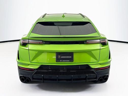 Verde Mantis Metallic 2024 Lamborghini Urus S