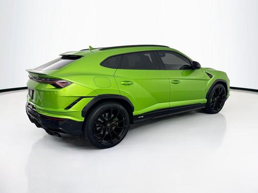 Verde Mantis Metallic 2024 Lamborghini Urus S