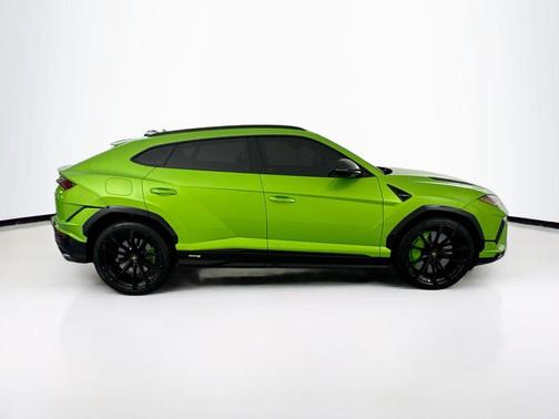 Verde Mantis Metallic 2024 Lamborghini Urus S