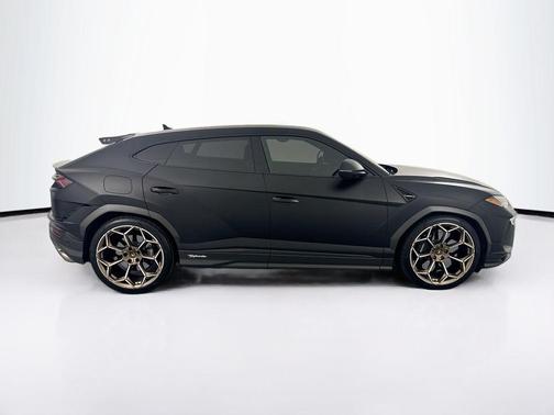 Black 2023 Lamborghini Urus Performante