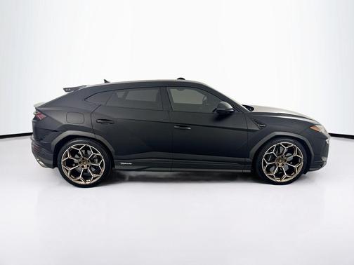 Black 2023 Lamborghini Urus Performante