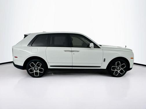 Arctic White 2023 Rolls-Royce Cullinan Black Badge