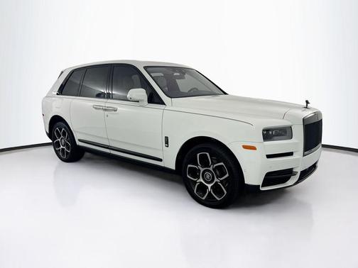 Arctic White 2023 Rolls-Royce Cullinan Black Badge