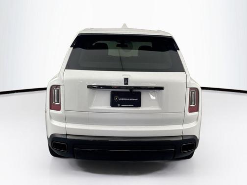 Arctic White 2023 Rolls-Royce Cullinan Black Badge
