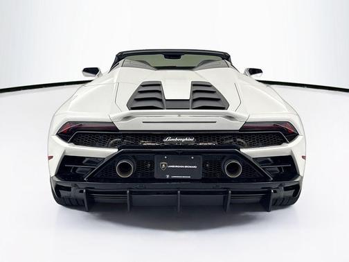 Bianco Monocerus Metallic 2023 Lamborghini Huracan EVO Spyder RWD