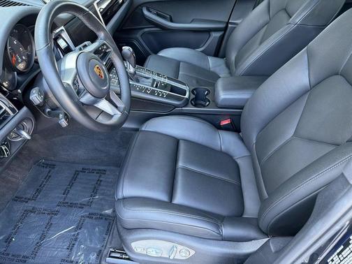 Volcano Grey Metallic 2020 Porsche Macan Macan
