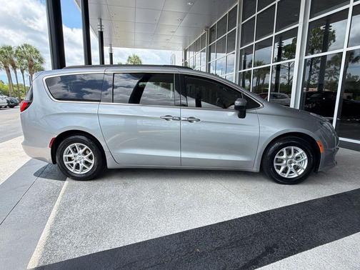 Billet Silver Metallic Clearcoat 2021 Chrysler Voyager LXI