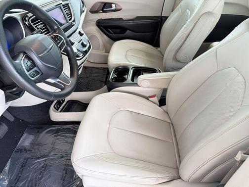 Billet Silver Metallic Clearcoat 2021 Chrysler Voyager LXI